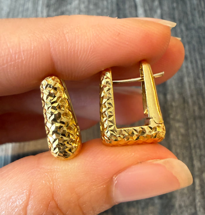 Textured 18K Gold Rectangular Huggie Earrings (I)