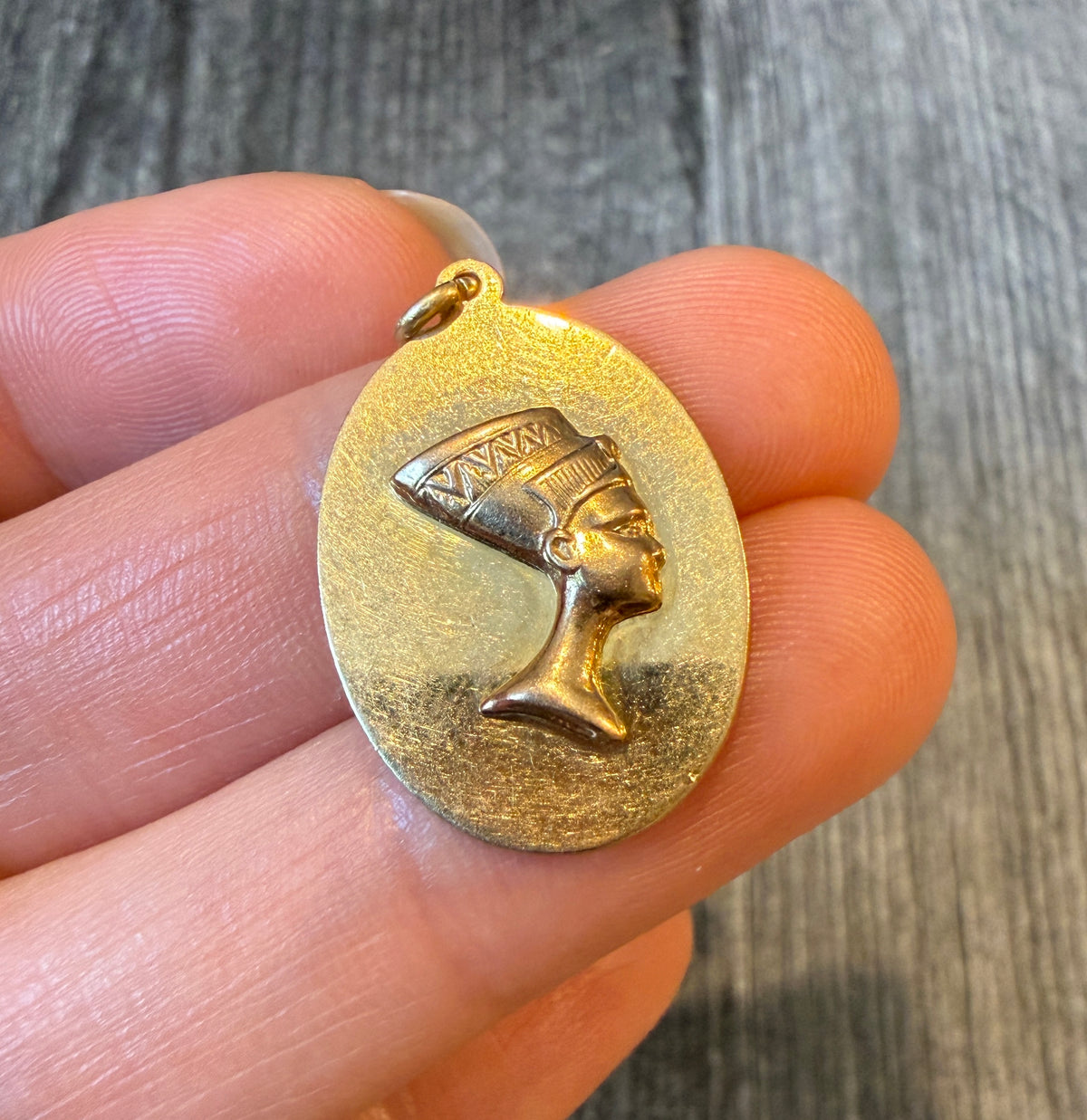 Oval Queen Nefertiti Charm in 18K Gold (I)