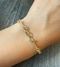 Interlocking Oval and Twist Bar Link Bracelet in 18K Gold (M)