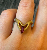 Figural Ring of Two Hands Holding a Ruby in 18K Gold (I)