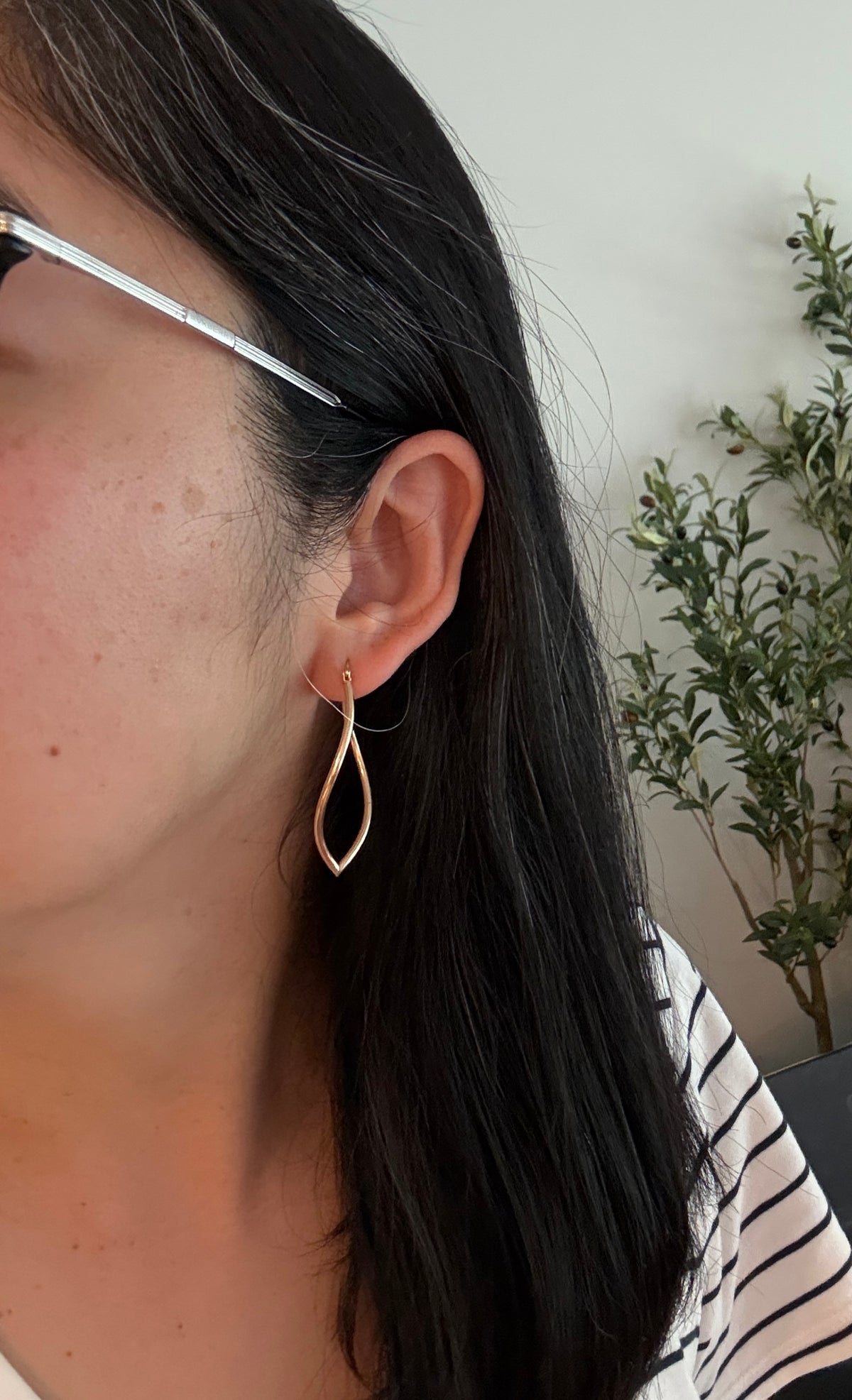 Large Wavy Leaf Shaped Tubular Hoop Earrings in 14K Gold