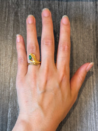 Figural Ring of Hand Holding an Emerald in 18K Gold (I)