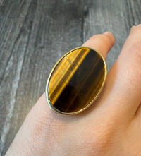 Statement 1980s Oval Tiger’s Eye and 14K Gold Ribbed Ring (I)