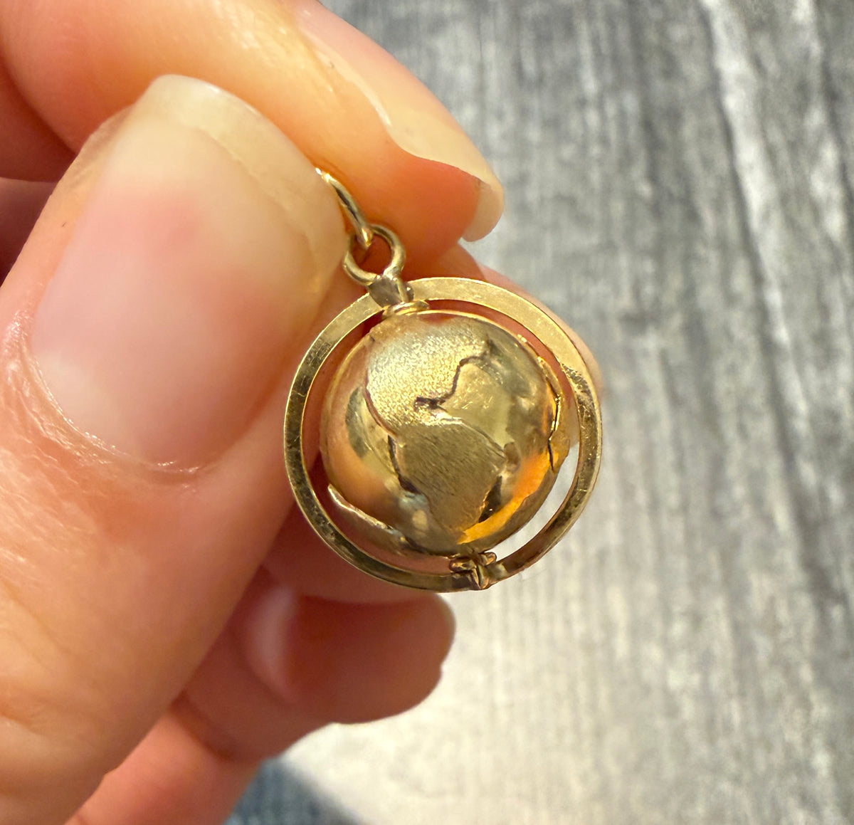 Vintage Movable Globe 18K Yellow Gold Charm