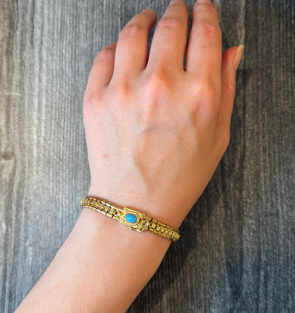 Vintage Flower Motif Cylindrical Bracelet in 18K Gold (I)