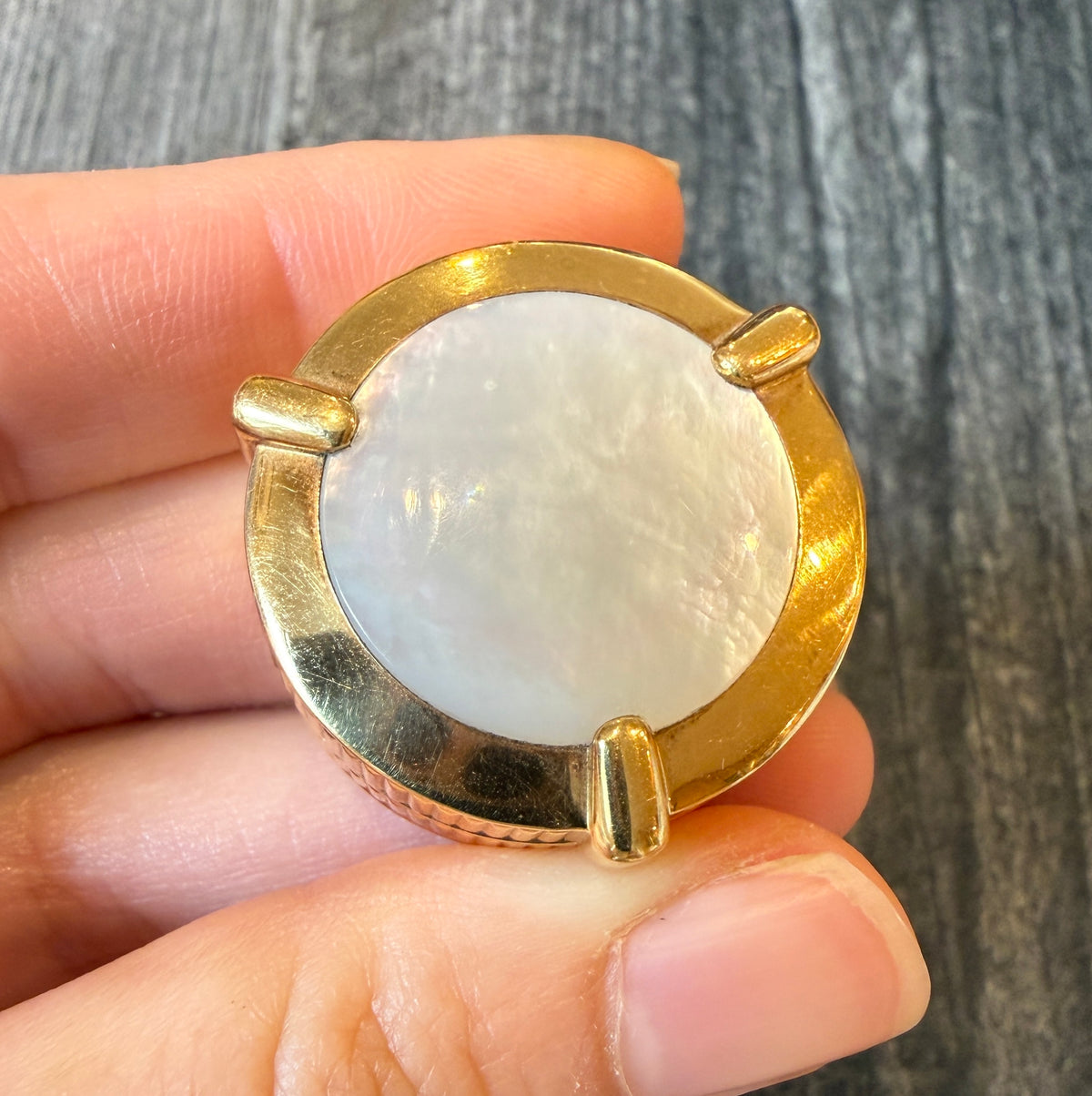 Chaumet Paris Mother Of Pearl and 18K Gold Pill Box (I)