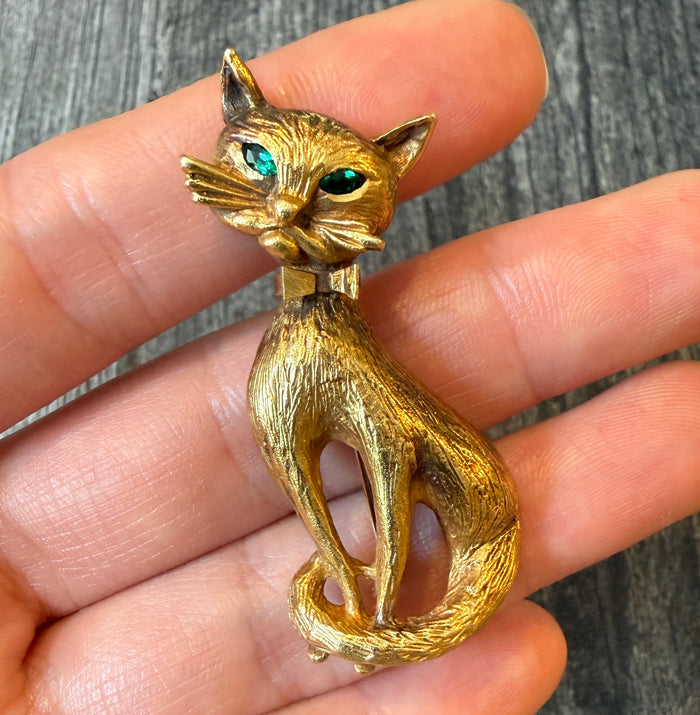 Handsome Green Eyed Cat Brooch in 18K Gold (I)