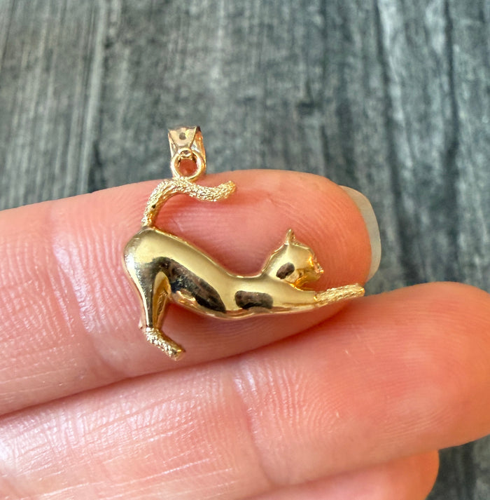 Cutie Stretching Cat Charm in 14K Gold