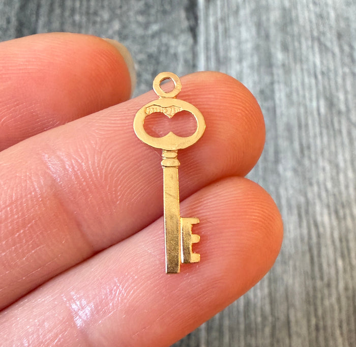 Skeleton Key Charm in 18K Gold