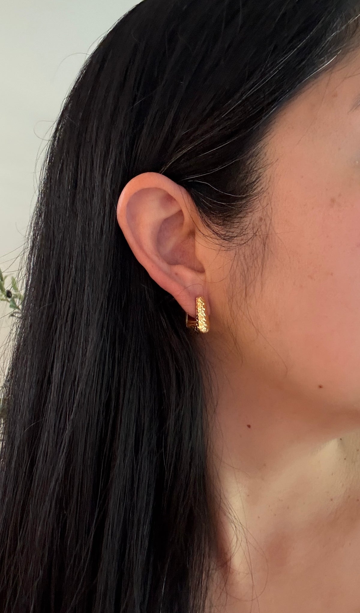 Textured 18K Gold Rectangular Huggie Earrings (I)