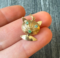 Silly Emerald Cat Charm in 18K Gold (S)