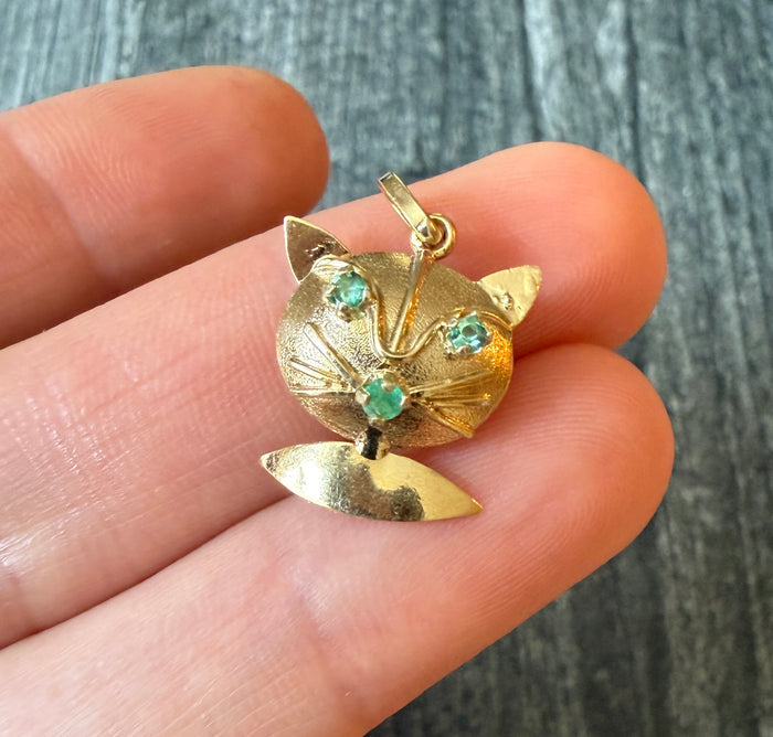 Silly Emerald Cat Charm in 18K Gold (S)