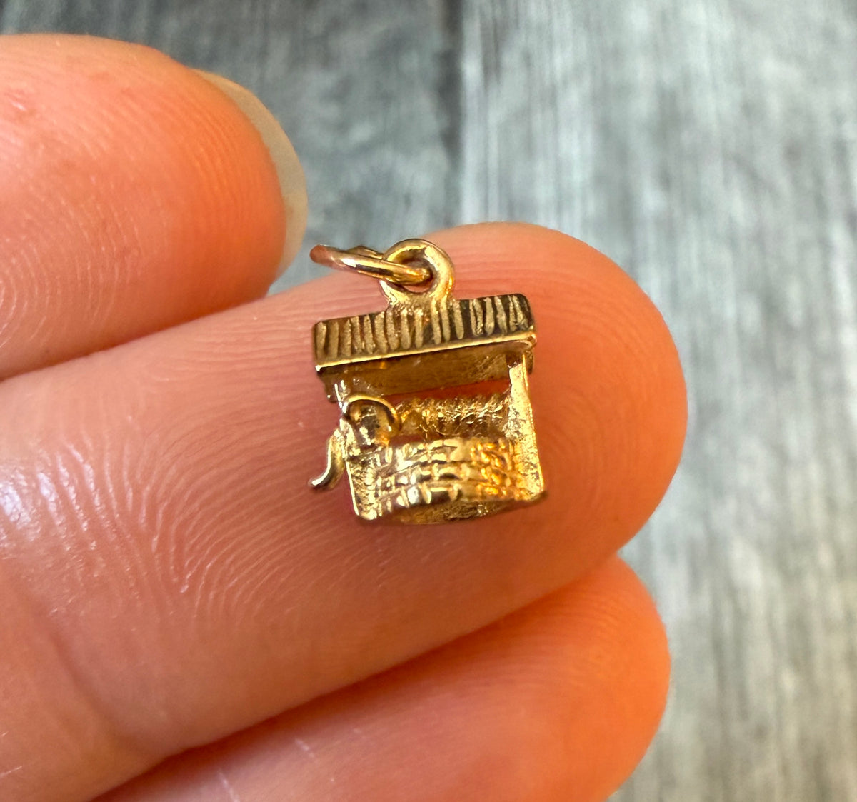Mini English Wishing Well Charm in 9K Gold