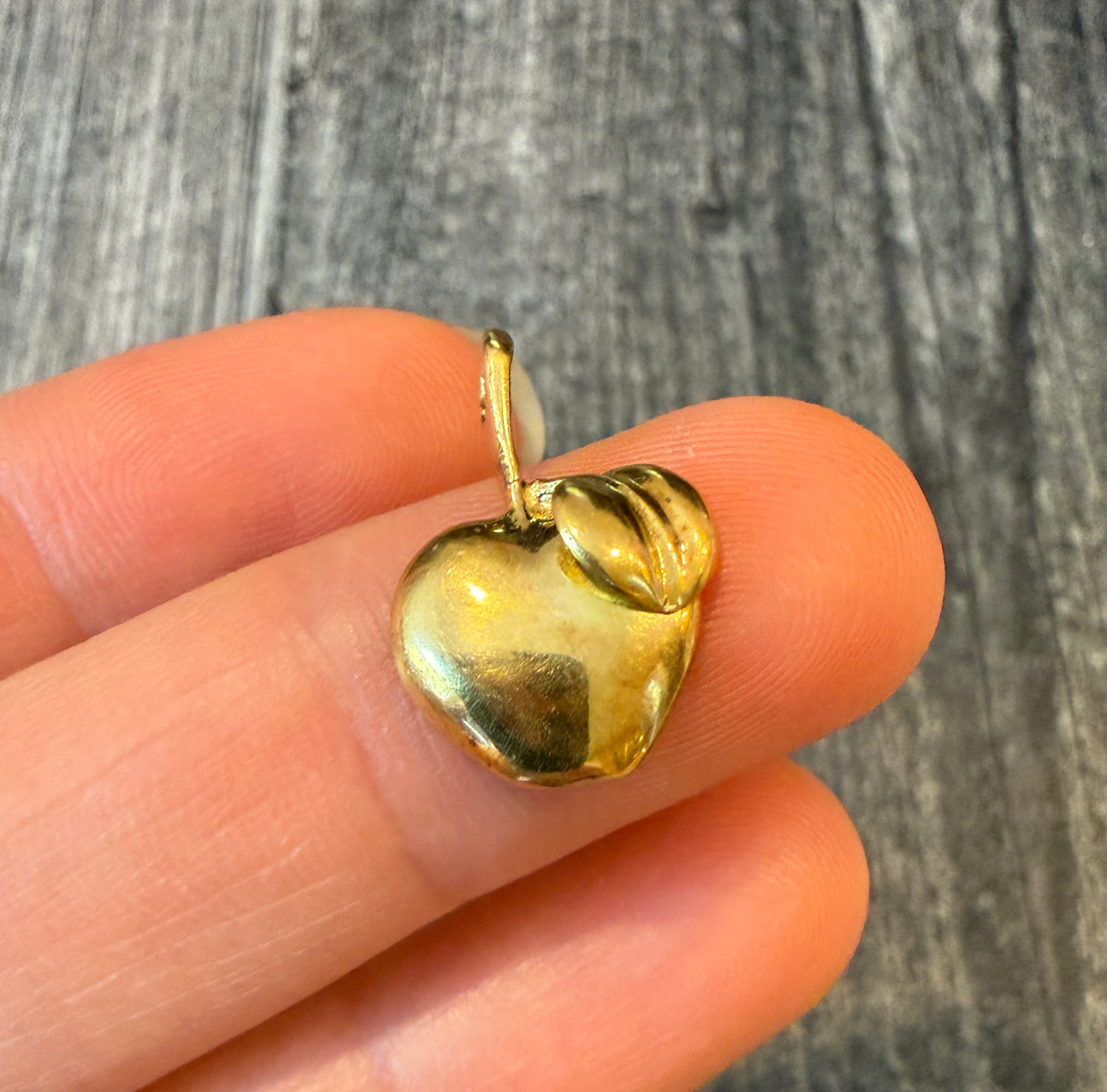 Apple Charm in 18K Gold