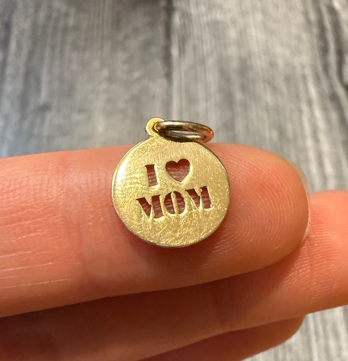 "I LOVE MOM" Disc Charm in 14K Gold Charm (F)