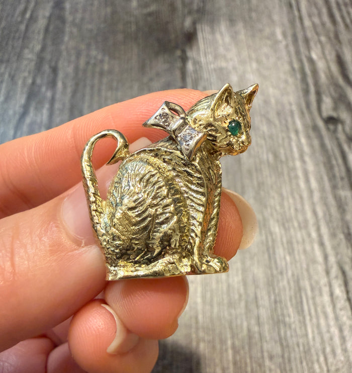 Cat Sitting Pretty Brooch in 14K Gold (A)