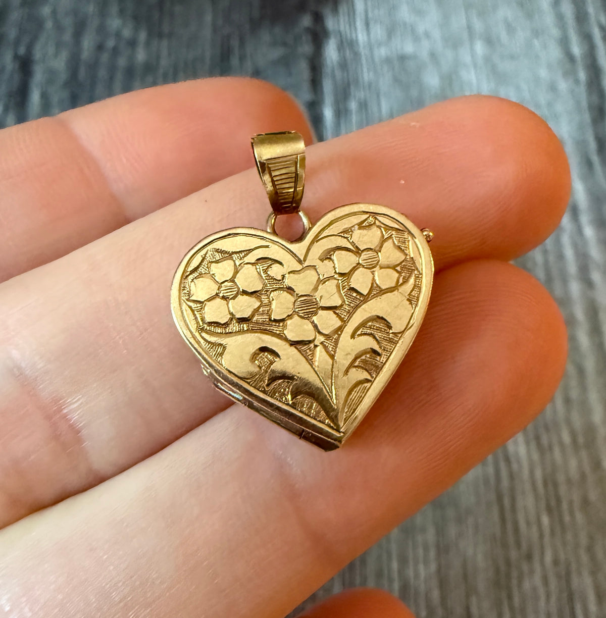 Chased Floral Motif Heart Locket in 14K Gold (S)
