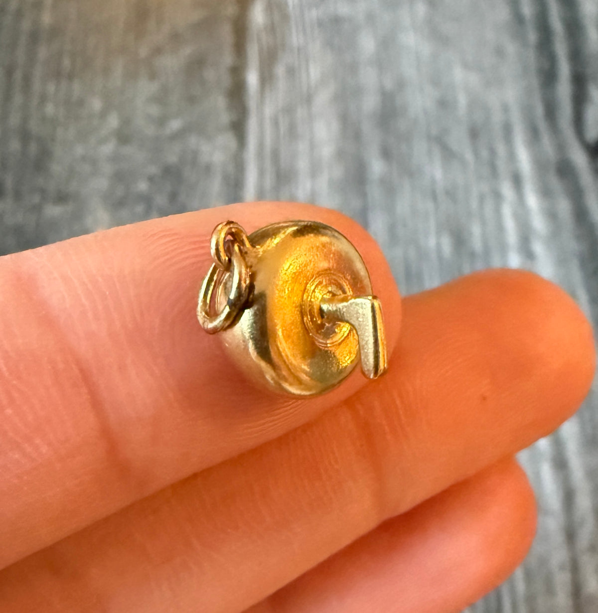 Vintage 18K Gold Curling Disc Charm
