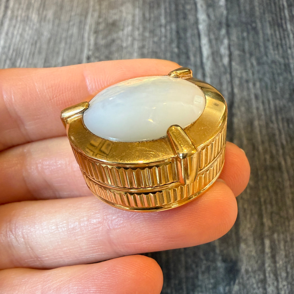 Chaumet Paris Mother Of Pearl and 18K Gold Pill Box (I)