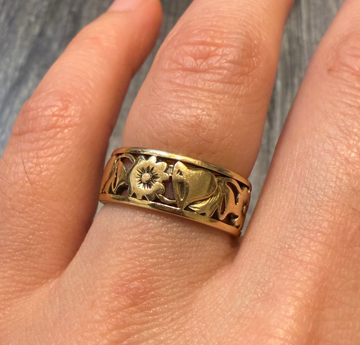 Vintage Flower and Bell Eternity Band in 14K Gold, Size 6.75 (S)