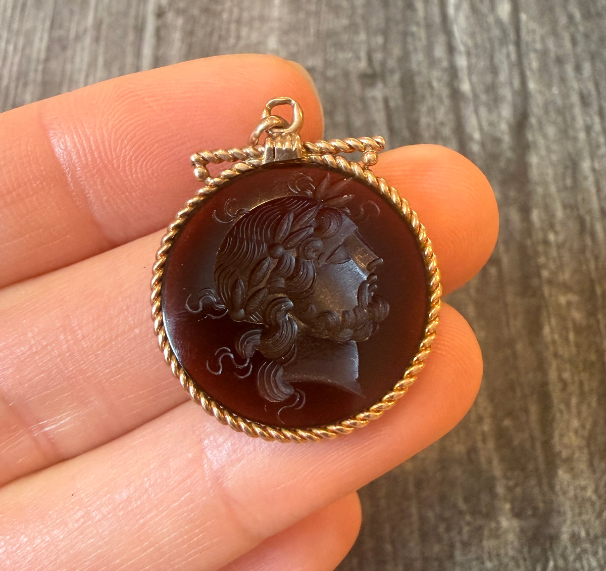 Vintage Agate Warrior or Mercury Intaglio Charm in 9K Gold (S)