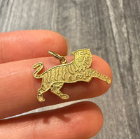 Sitting Tiger Charm in 14K Gold