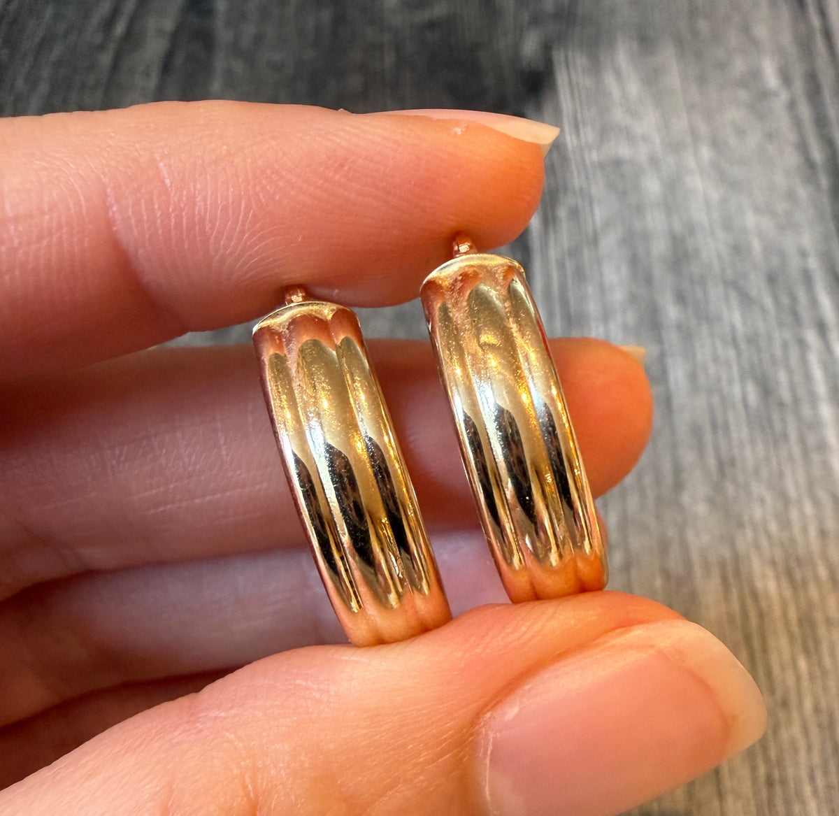 Lightweight 14K Gold Ribbed Hoop Earrings