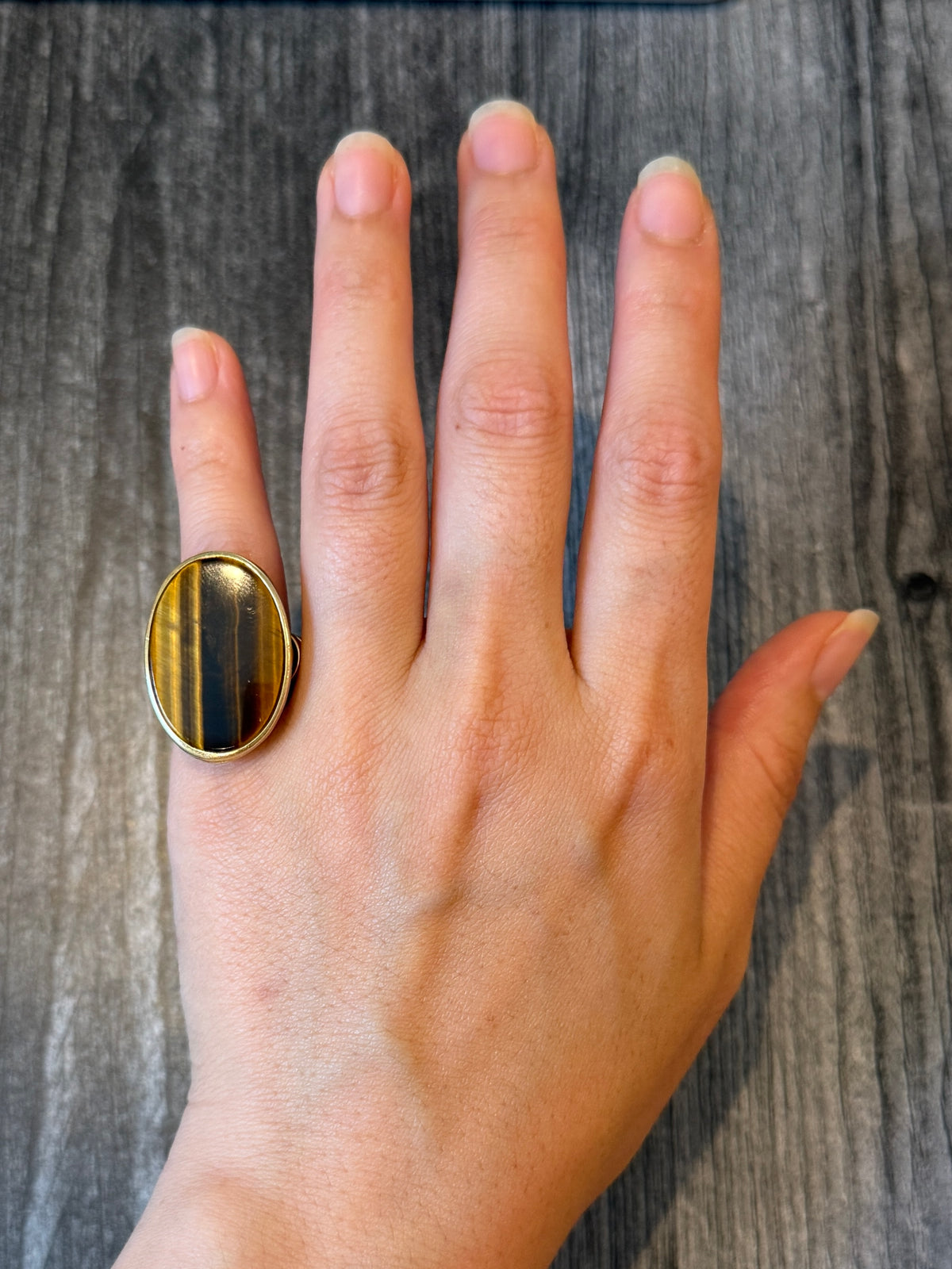 Statement 1980s Oval Tiger’s Eye and 14K Gold Ribbed Ring (I)
