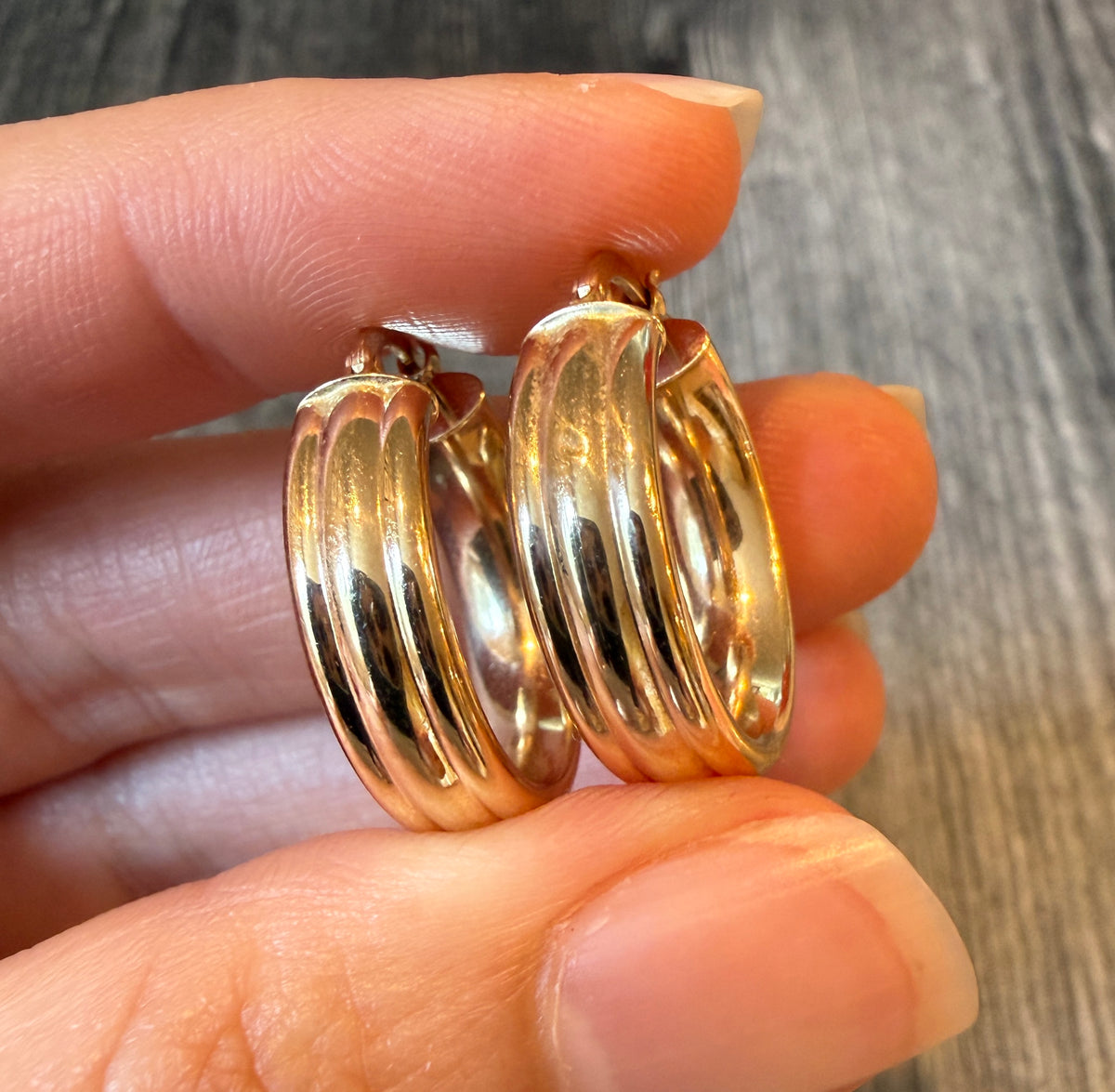 Lightweight 14K Gold Ribbed Hoop Earrings