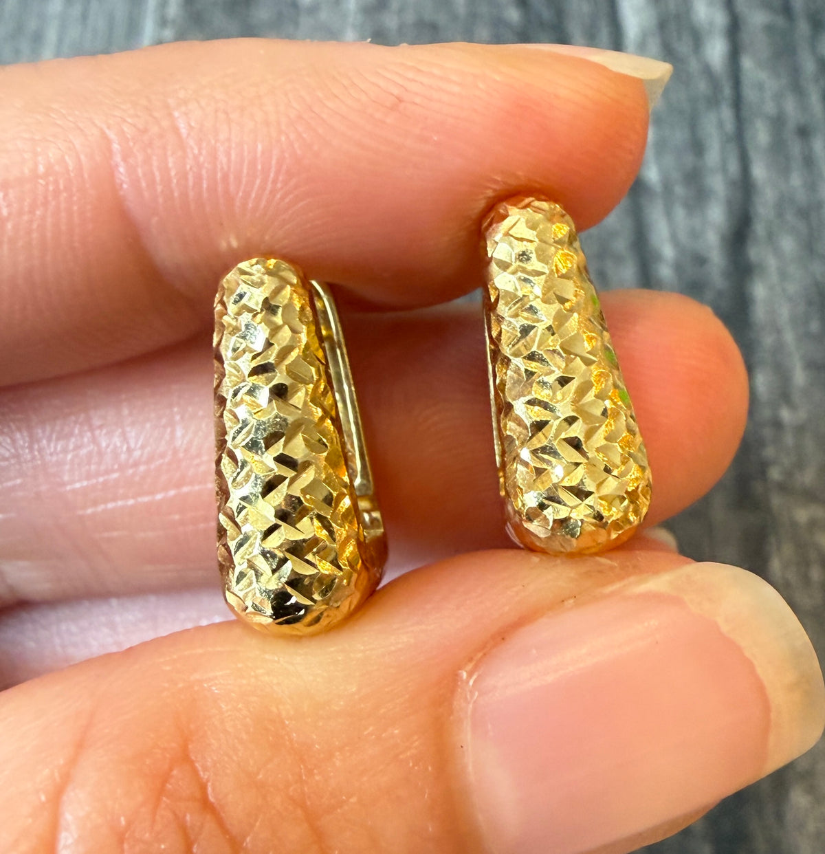 Textured 18K Gold Rectangular Huggie Earrings (I)