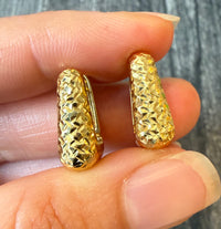 Textured 18K Gold Rectangular Huggie Earrings (I)
