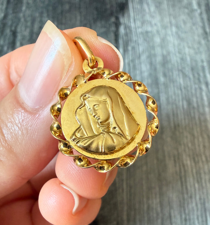 Virgin Mary Medal in 18K Gold with Twist Border