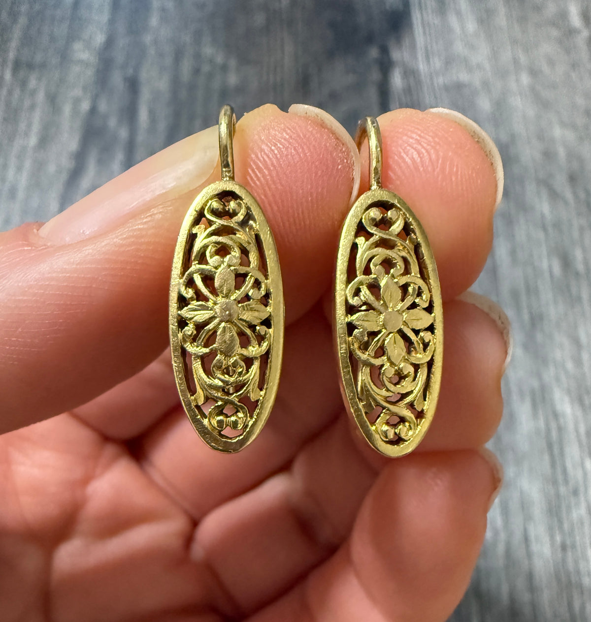 Floral Cutout Lozenge Shaped Dangle Earrings in 18K Gold