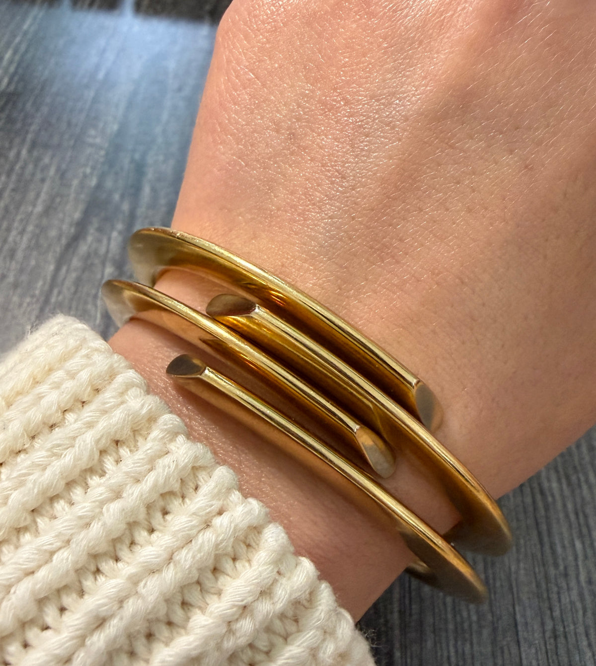 H.Stern 18K Gold Straight Edge Bypass Cuff Bracelet, 2/2