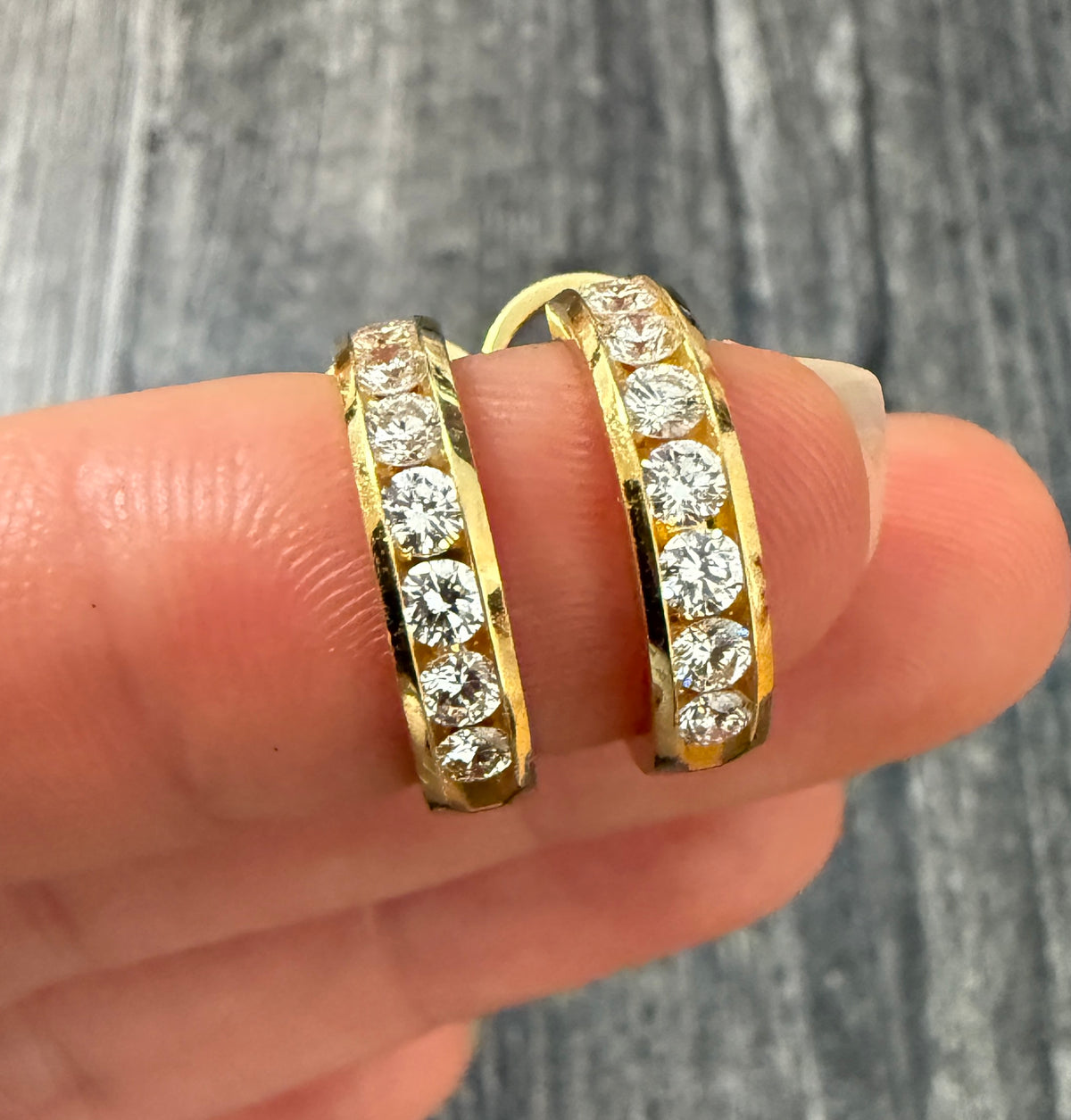 1.8 Ct Diamond and 18K Gold Hoop Earrings