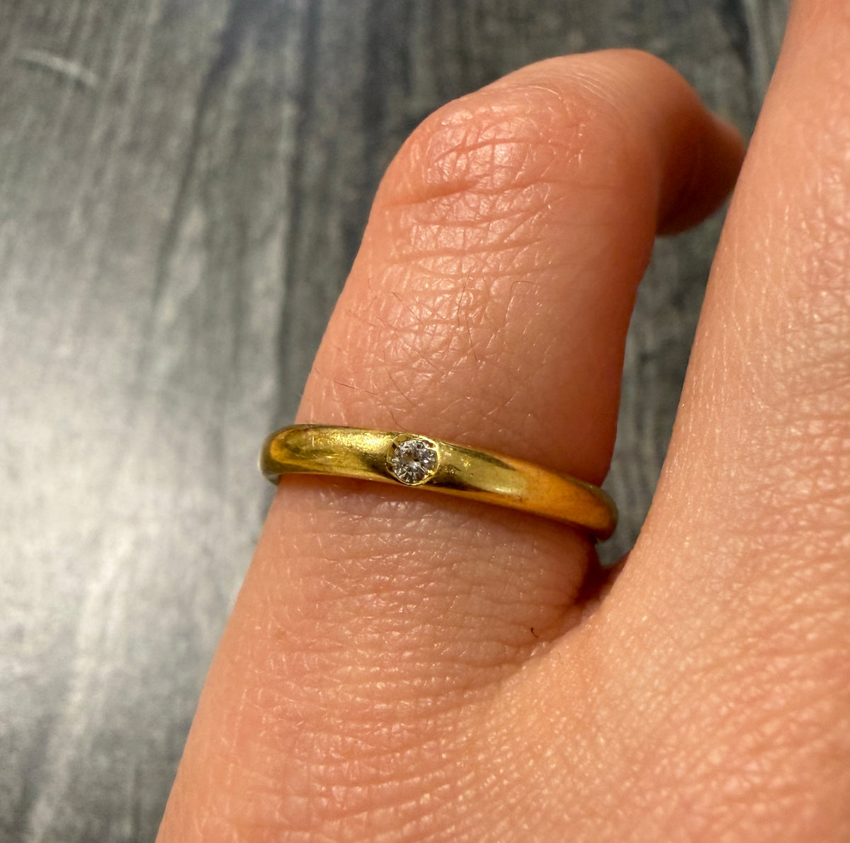 Single Diamond Set 18K Gold Band