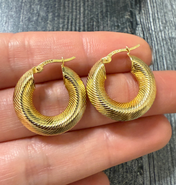 Ribbed Knife Edge Hoop Earrings in 14K Gold