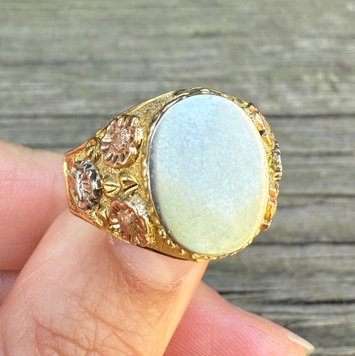 Vintage Tricolor 14K Gold Shell and Flower Motif Signet RIng
