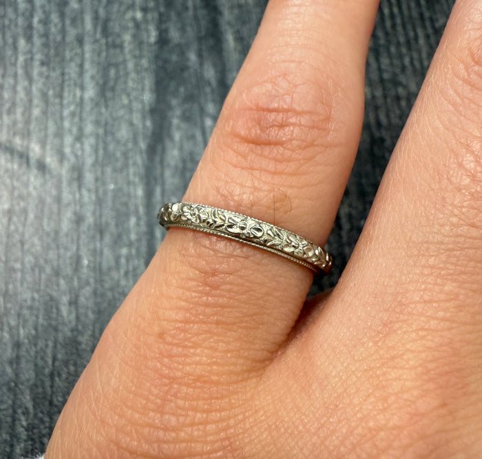 Art Deco 18K Gold Chased Flower Motif Band, Size 5.5
