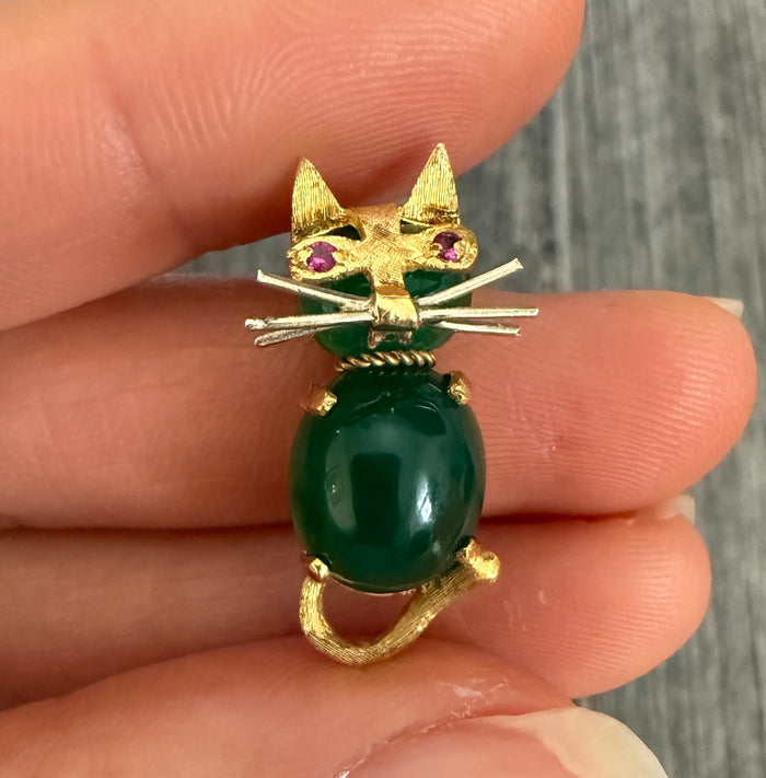 Vintage Chalcedony and 18K Gold Cat Pin (A)