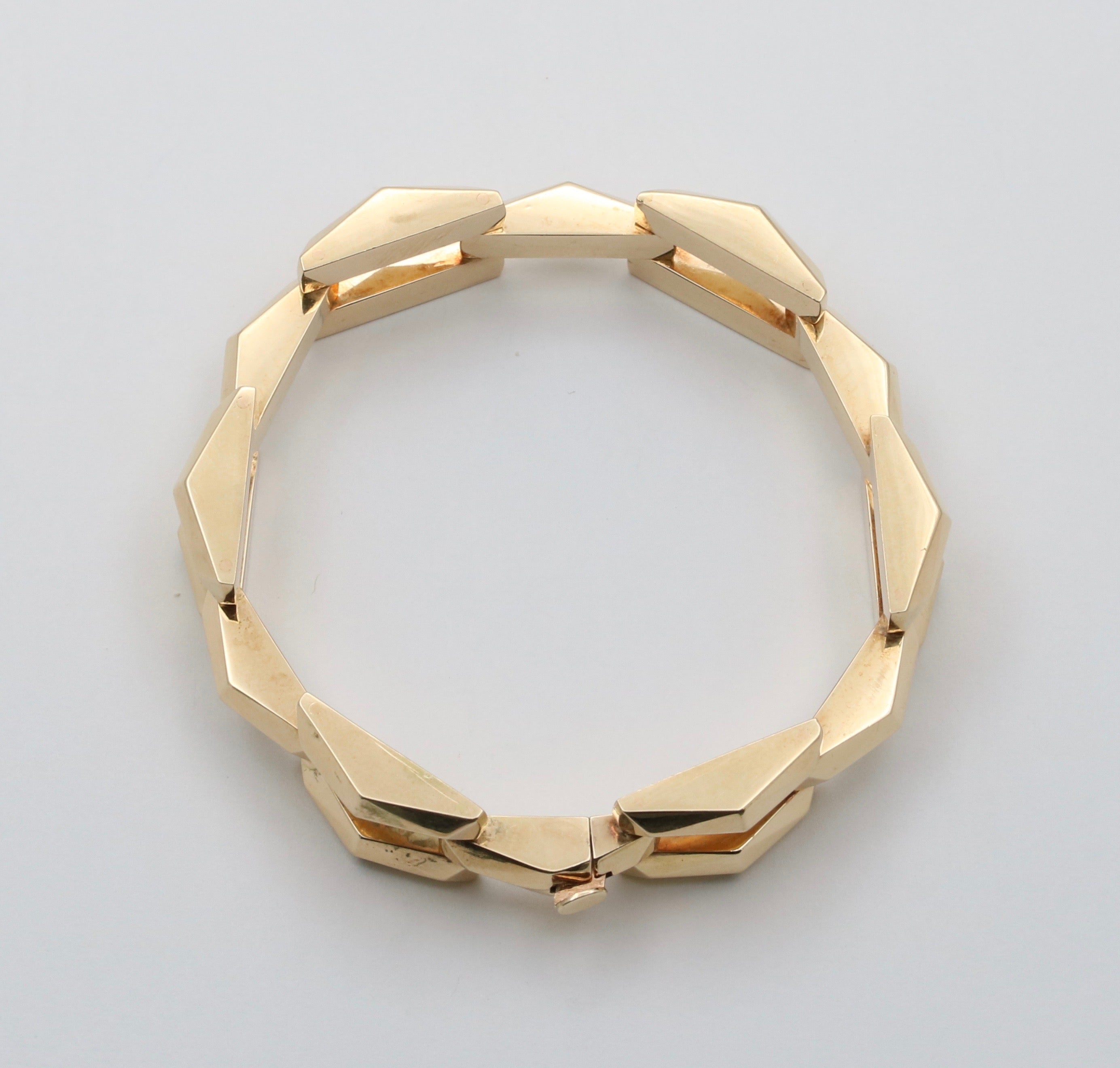 Here's a List of Top 5 Gold Bracelets to Flaunt Your Work Look! - Melorra