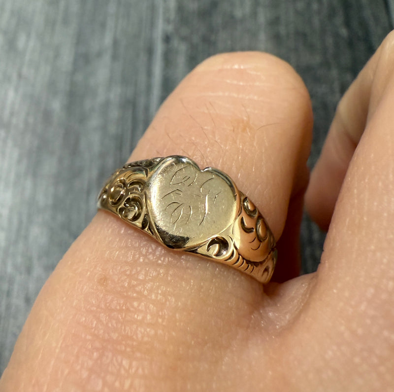 Antique 10K Gold Chased Heart Signet Ring
