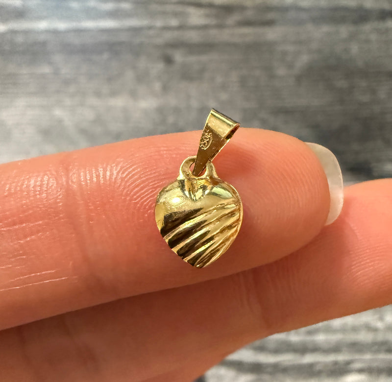 Mini 18K Gold Ribbed Puffy Heart Charm (S)