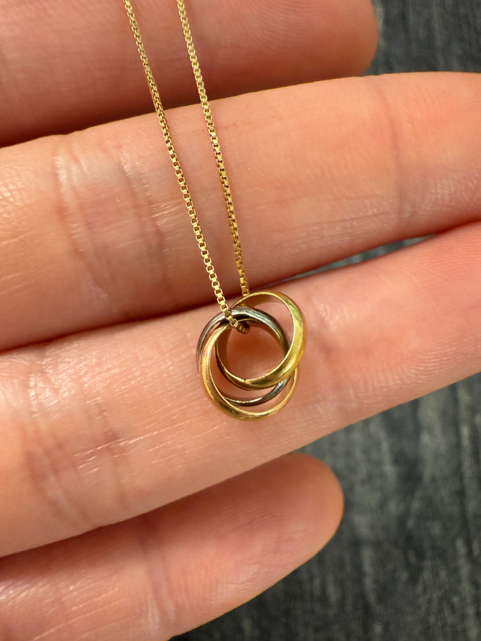 Vintage Interlocking Trinity Ring Necklace in 18K Gold