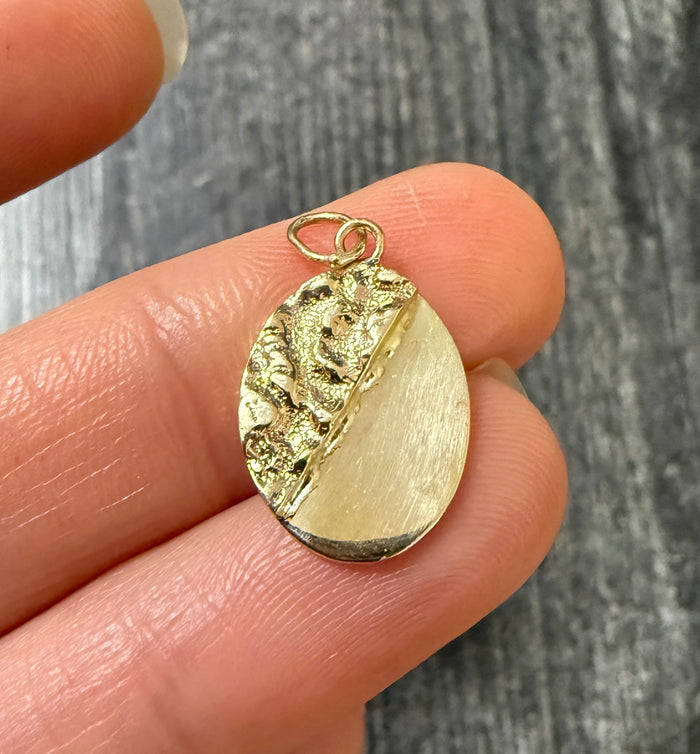 Vintage 14K Gold Oval Charm (S)