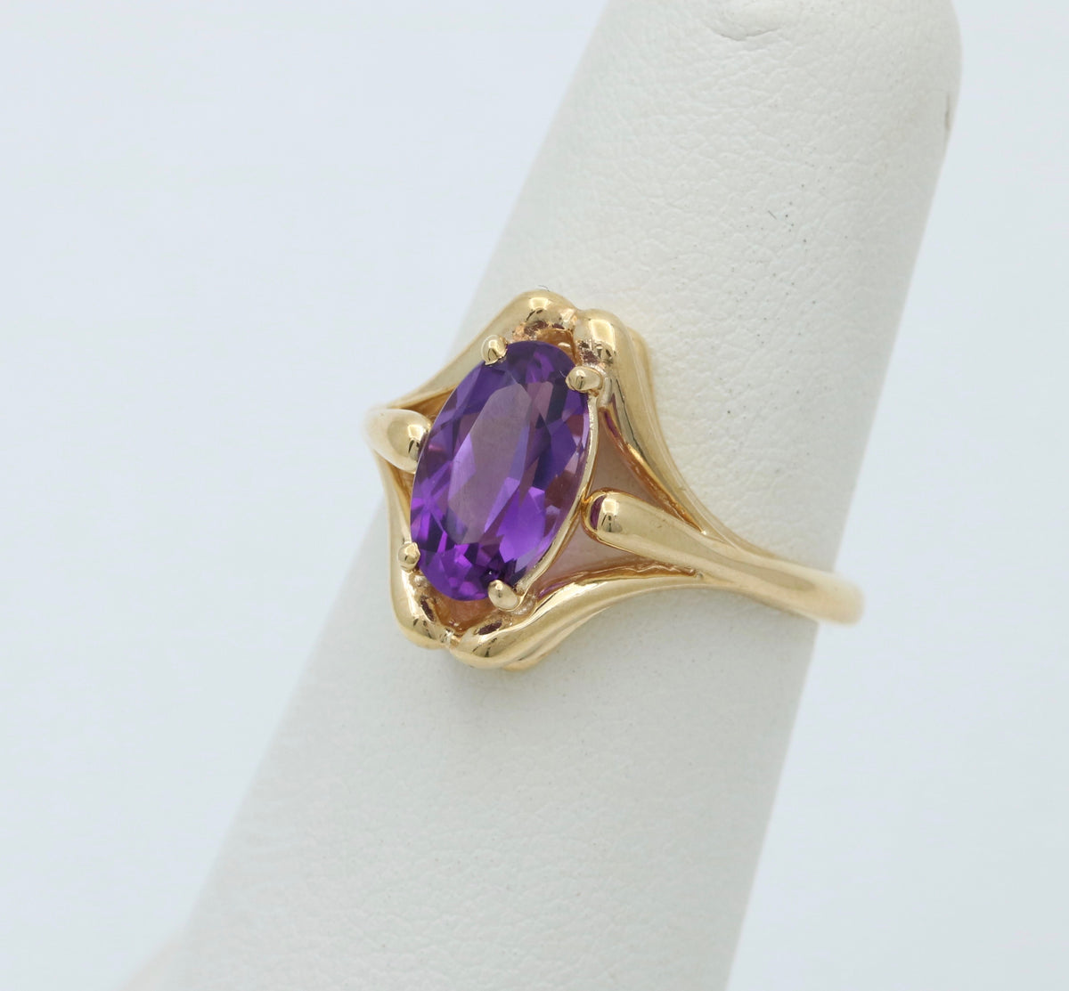 Vintage Oval Cut Amethyst and 14K Gold Ring