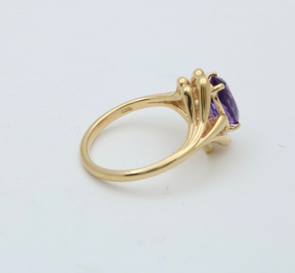 Vintage Oval Cut Amethyst and 14K Gold Ring