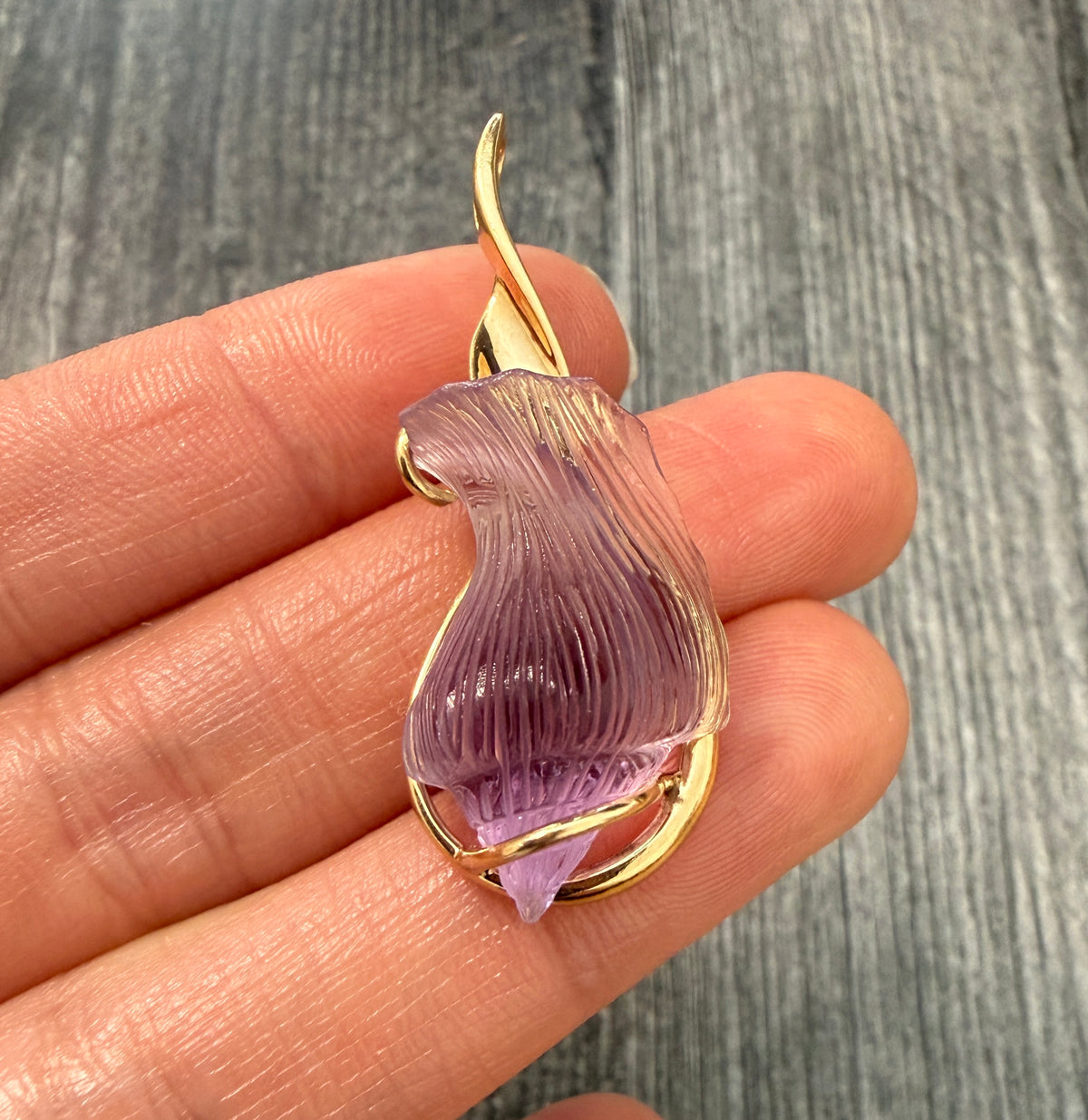 Carved Amethyst Conch Shell and 14K Gold Charm (I)