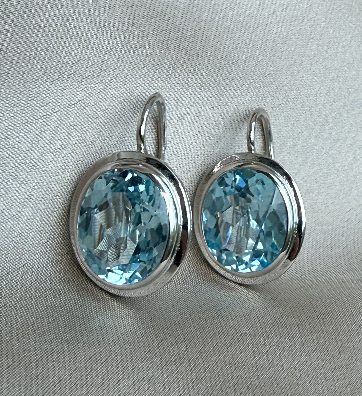 9 Carat Aquamarine Drop Earrings in 18K Gold Leverbacks