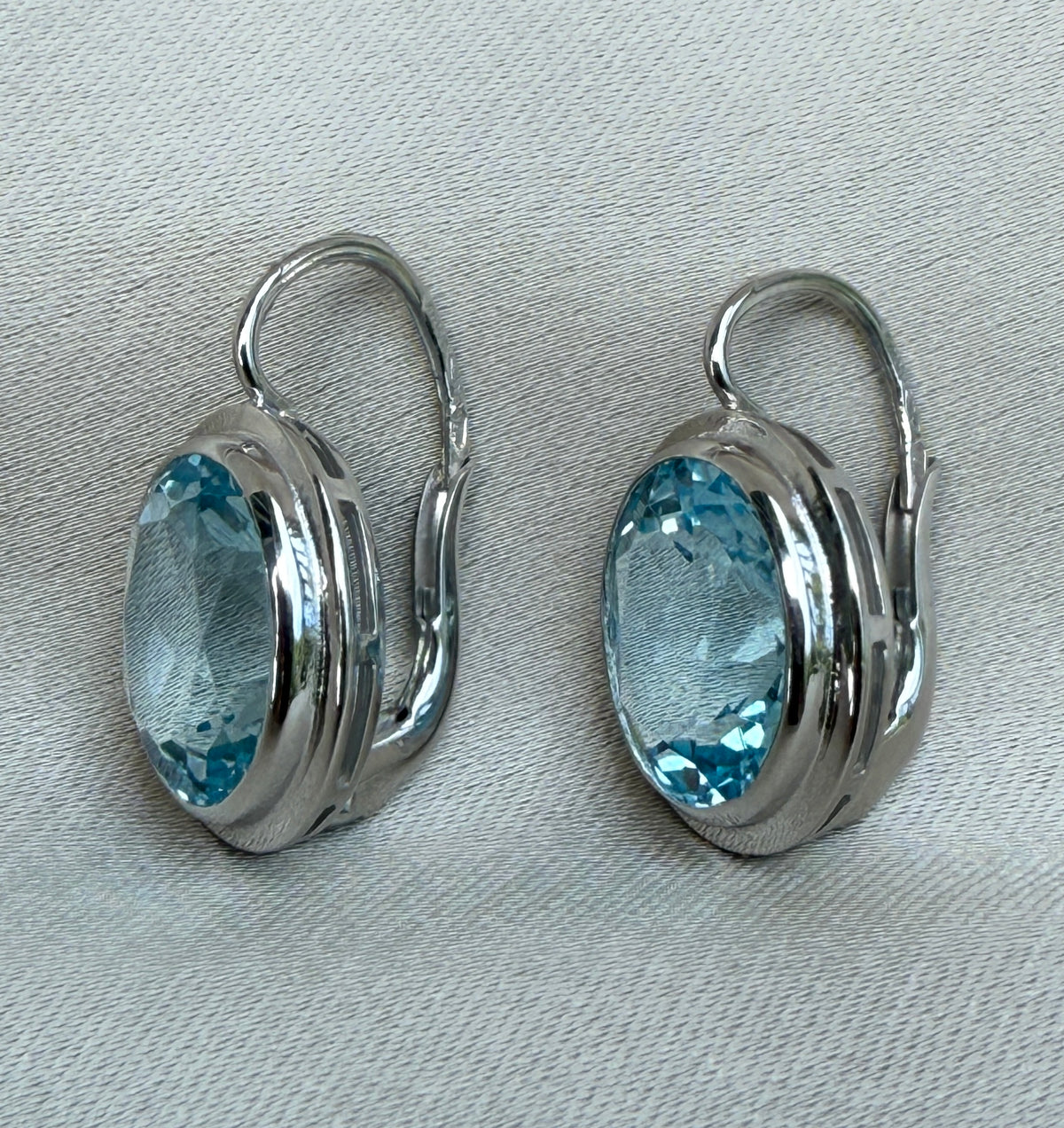 9 Carat Aquamarine Drop Earrings in 18K Gold Leverbacks